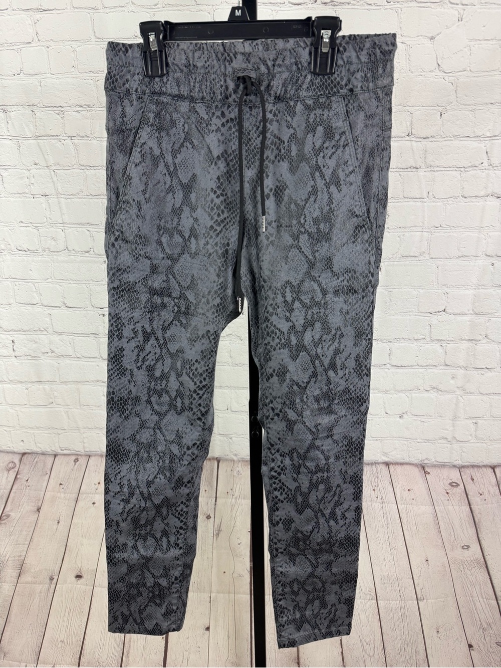 Bevy Flog Shely Grey Snakeskin Python Print Drawstring Pants Size 25